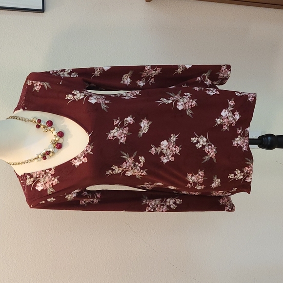 36. HP! Daytrip by Buckle floral blouse, back crochet inset, handkerchief hem - Picture 5 of 16